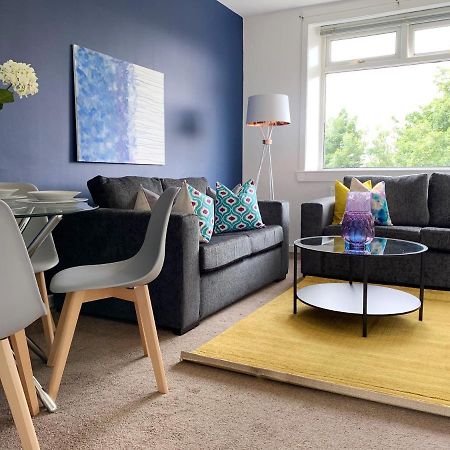 Modern And Vibrantly Designed Apartment Motherwell Exteriér fotografie