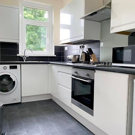 Modern And Vibrantly Designed Apartment Motherwell Exteriér fotografie