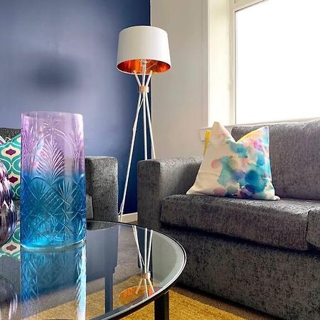 Modern And Vibrantly Designed Apartment Motherwell Exteriér fotografie