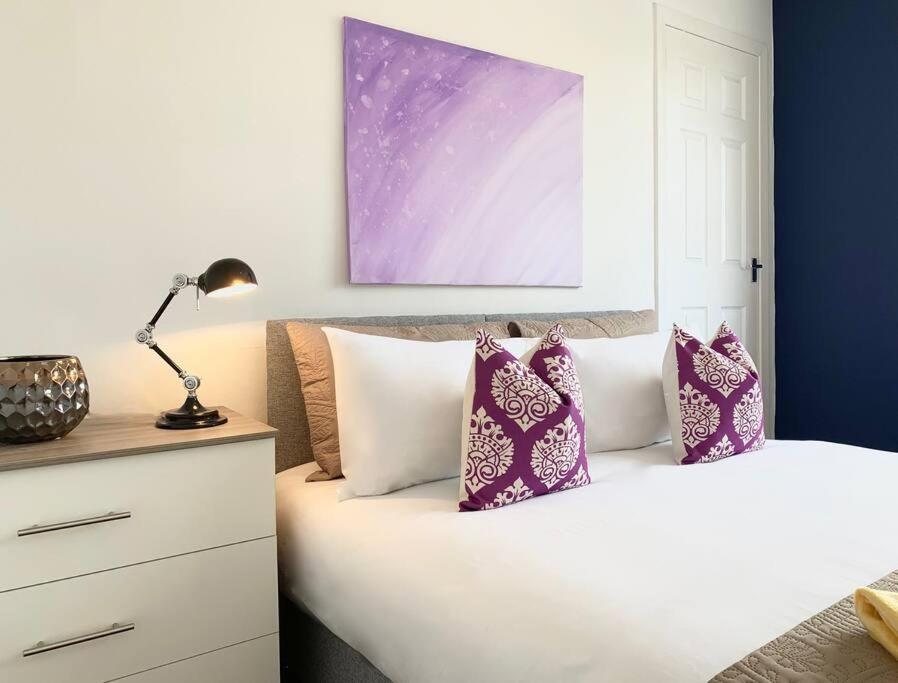 Modern And Vibrantly Designed Apartment Motherwell Exteriér fotografie