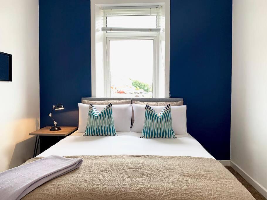 Modern And Vibrantly Designed Apartment Motherwell Exteriér fotografie