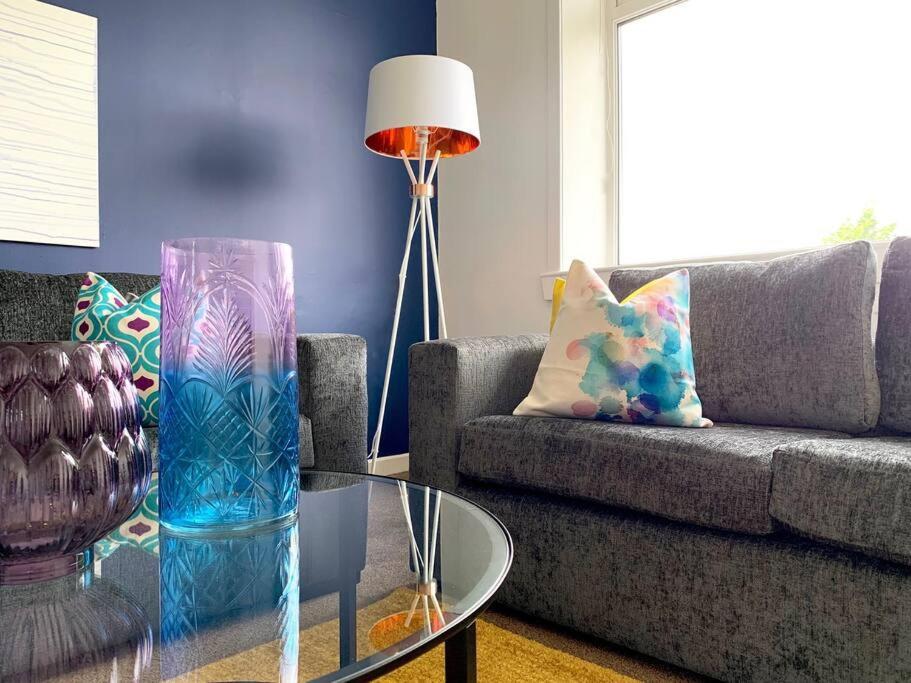 Modern And Vibrantly Designed Apartment Motherwell Exteriér fotografie