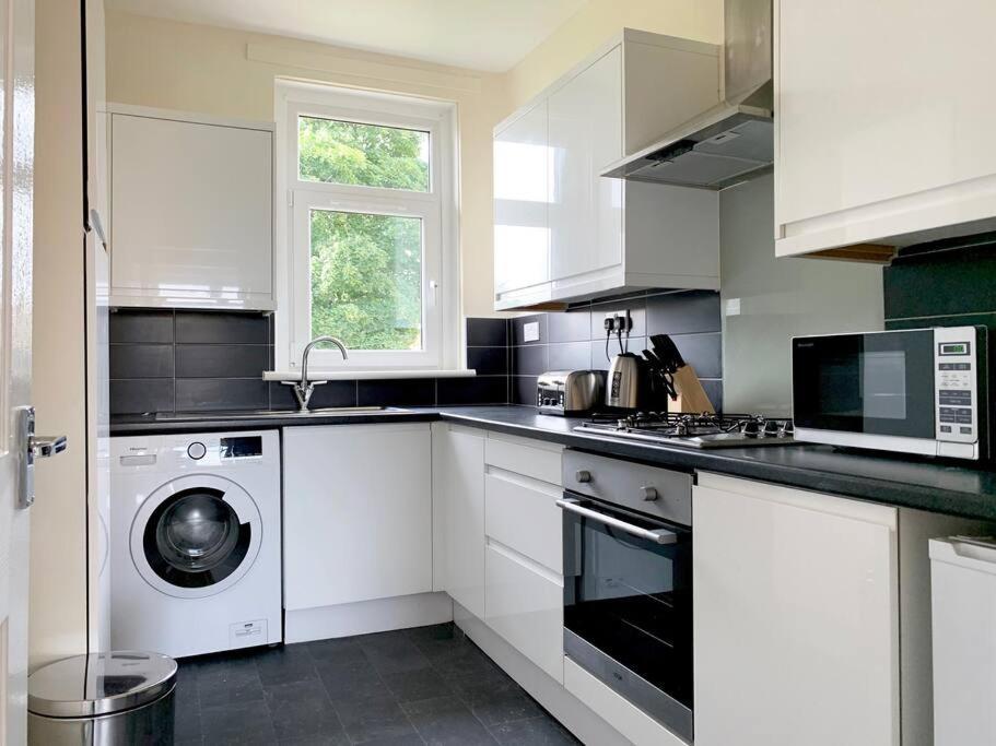 Modern And Vibrantly Designed Apartment Motherwell Exteriér fotografie