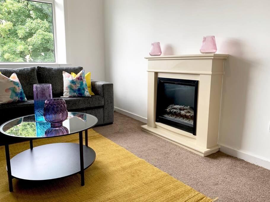 Modern And Vibrantly Designed Apartment Motherwell Exteriér fotografie