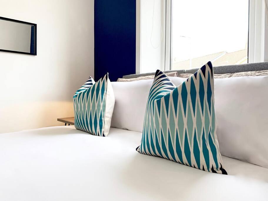 Modern And Vibrantly Designed Apartment Motherwell Exteriér fotografie