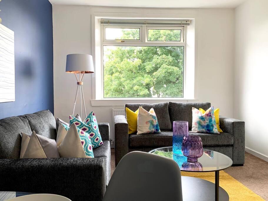 Modern And Vibrantly Designed Apartment Motherwell Exteriér fotografie