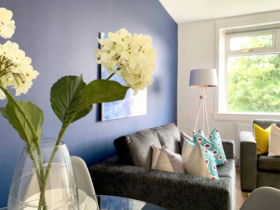 Modern And Vibrantly Designed Apartment Motherwell Exteriér fotografie
