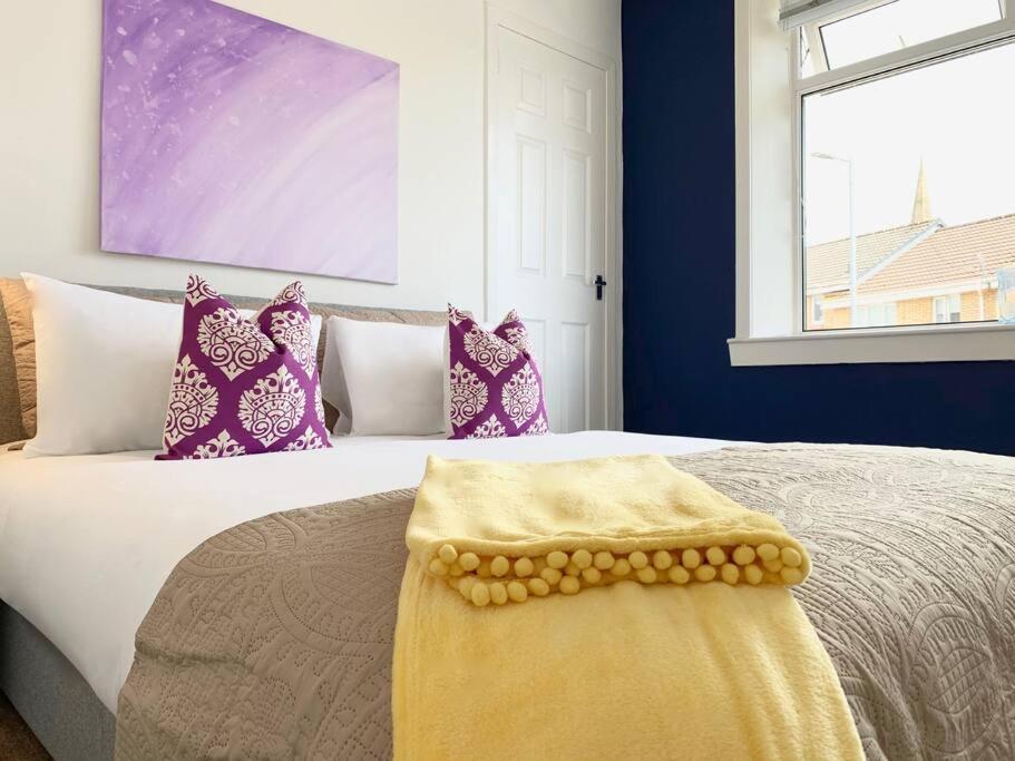 Modern And Vibrantly Designed Apartment Motherwell Exteriér fotografie